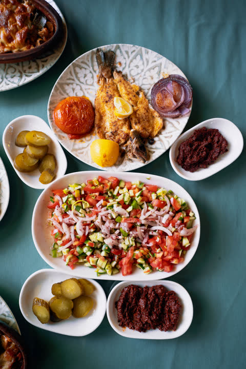 Yukarıdan akşam sofrası: alabalık, köfte, güveç ve salata