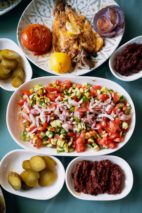Izgara alabalık, çoban salata ve közlenmiş domates