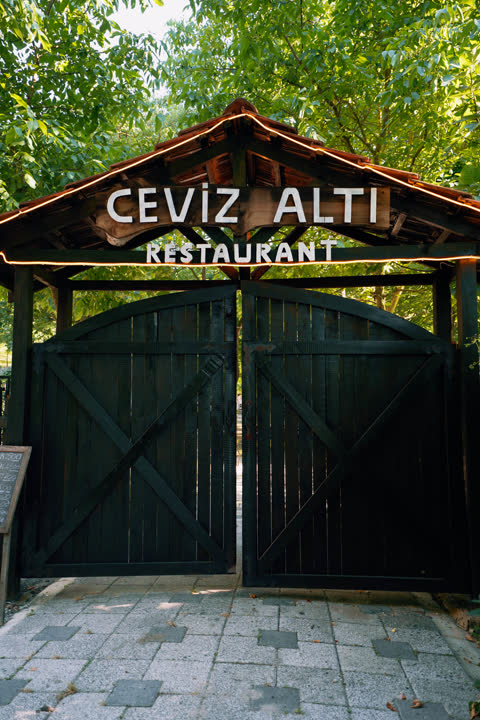Cevizaltı Restaurant giriş kapısı